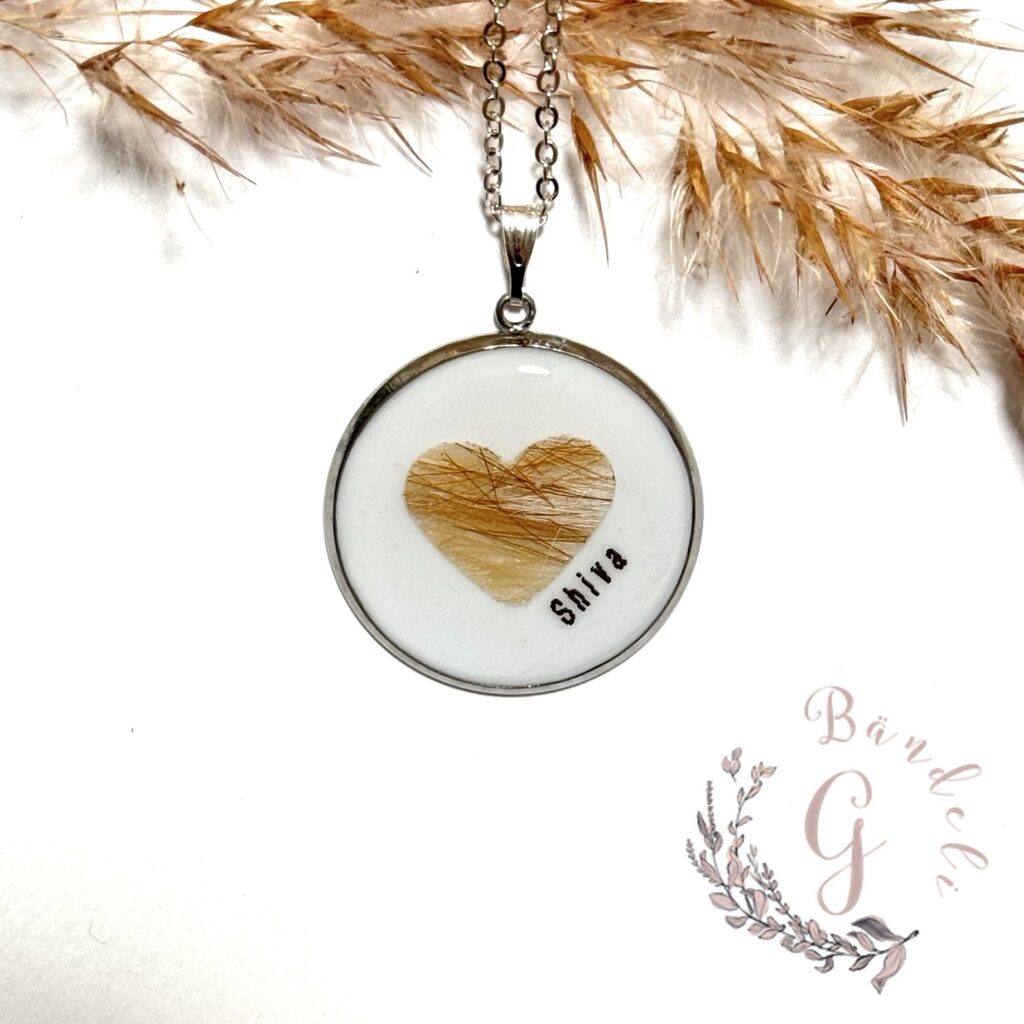 Herz Anhänger mit Tierhaar als Andenken. Erinnerungsschmuck selbstgemacht und mit viel Liebe erstellt. Herz mit Fell von deinen Vierbeiner.