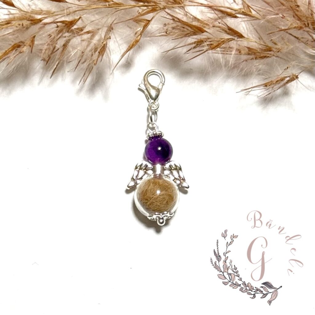 Engel violett Anhänger mit Tierhaar als Andenken. Erinnerungsschmuck selbstgemacht und mit viel Liebe erstellt. Engel mit Fell von deinen Vierbeiner.