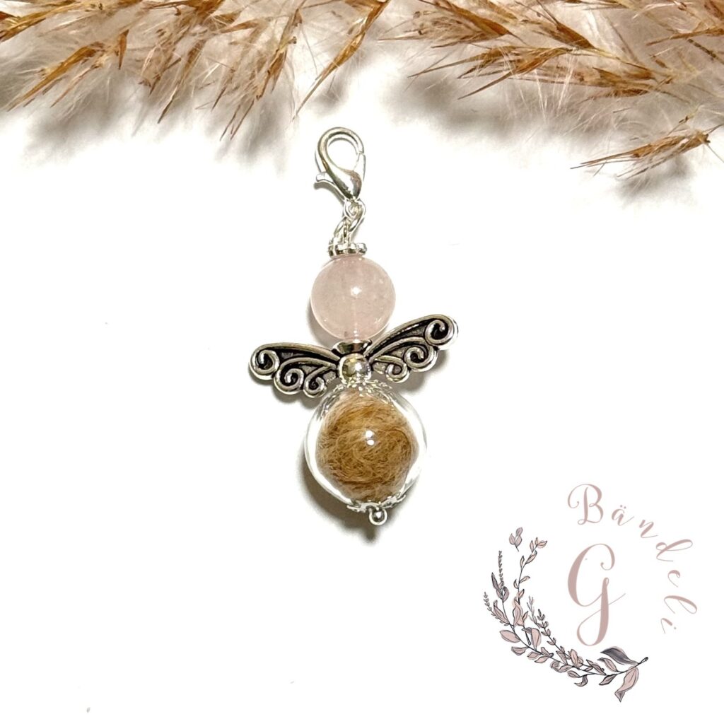 Engel rosa Anhänger mit Tierhaar als Andenken. Erinnerungsschmuck selbstgemacht und mit viel Liebe erstellt. Engel mit Fell von deinen Vierbeiner.