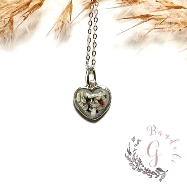Herzli Anhänger mit Asche als Andenken. Erinnerungsschmuck selbstgemacht und mit viel Liebe erstellt. Herzli als Symbol der LIebe.