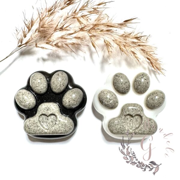 Pfotenaufsteller mit Asche in schwarz oder weiss